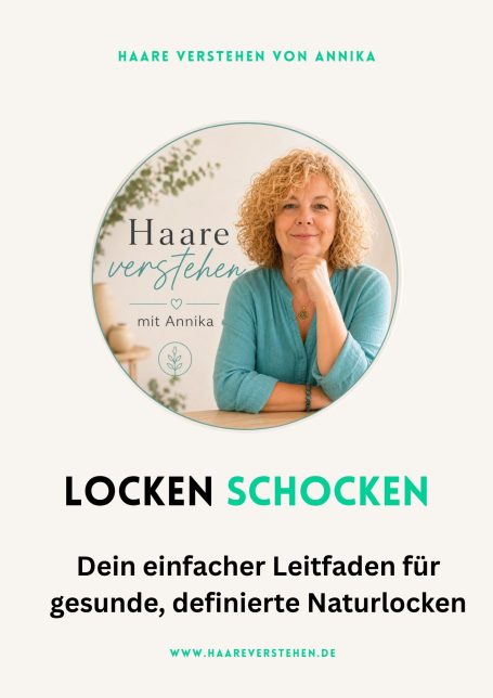 Frau mit lockigem Haar präsentiert einen Leitfaden für natürliche Lockenpflege.